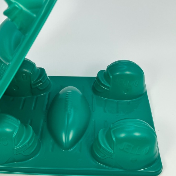 Jell-O Jiggler Football Molds 4 Helmets And 1 Football 2 Pack Lot - Picture 3 of 6